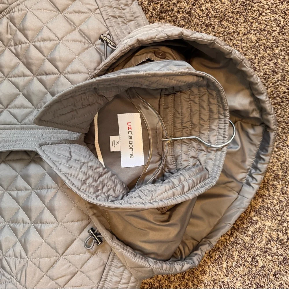Liz Claiborne Quilted Puffer Jacket in Light Gray, Size XL, Zipper, Button, Hood - Picture 11 of 16